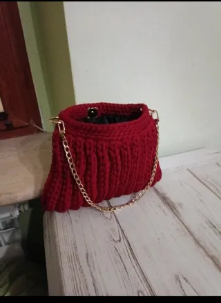 Borsetta uncinetto fatta a mano. Interno foderato.