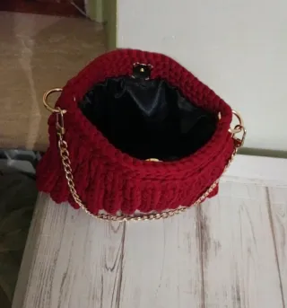 Borsetta uncinetto fatta a mano. Interno foderato.
