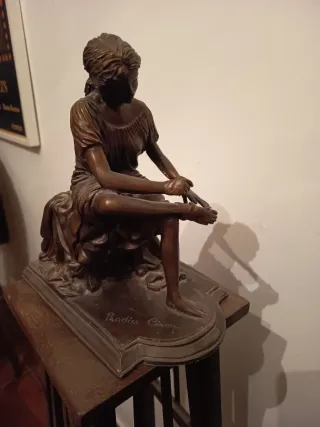 Figura bronce mujer sentada