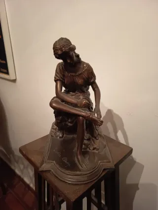 Figura bronce mujer sentada
