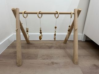 Gimnasio de madera para bebé