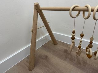Gimnasio de madera para bebé
