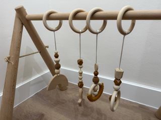 Gimnasio de madera para bebé