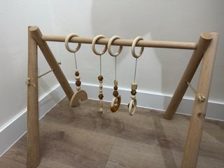 Gimnasio de madera para bebé