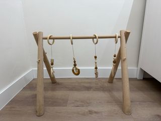 Gimnasio de madera para bebé