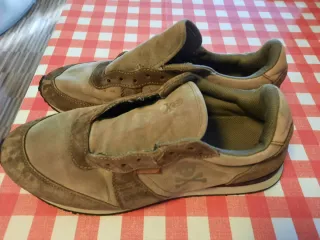 Zapatillas deportivas beige y marrón