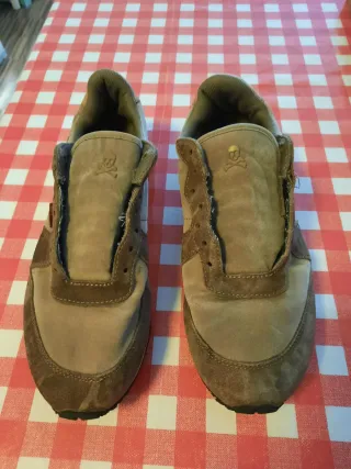 Zapatillas deportivas beige y marrón