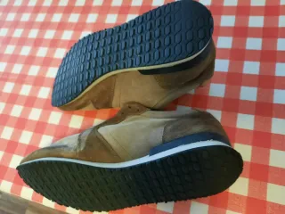 Zapatillas deportivas beige y marrón