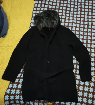 Abrigo negro con capucha