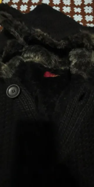 Abrigo negro con capucha