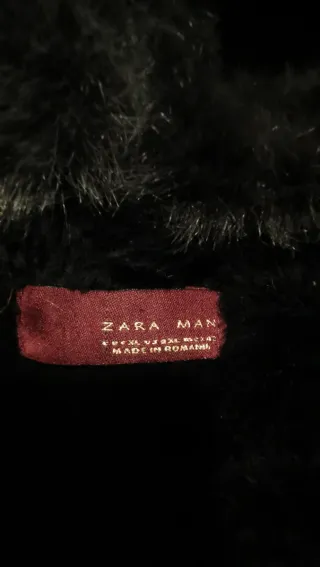 Abrigo negro con capucha