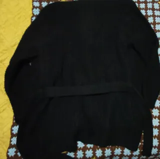 Abrigo negro con capucha