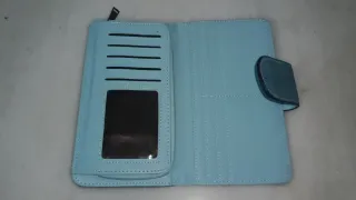 Cartera azul con tachuelas