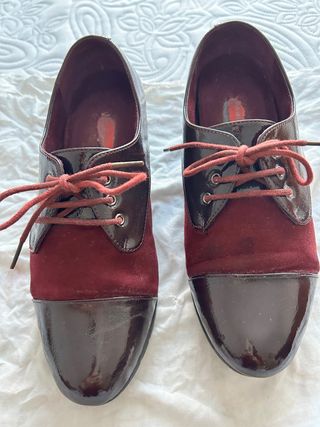 Zapatos con plataforma,de piel vino burdeos.