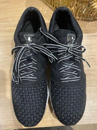 Zapatillas Adidas Negras con Cordones Blancos