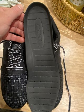 Zapatillas Adidas Negras con Cordones Blancos