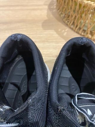 Zapatillas Adidas Negras con Cordones Blancos