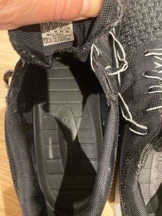 Zapatillas Adidas Negras con Cordones Blancos