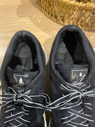 Zapatillas Adidas Negras con Cordones Blancos