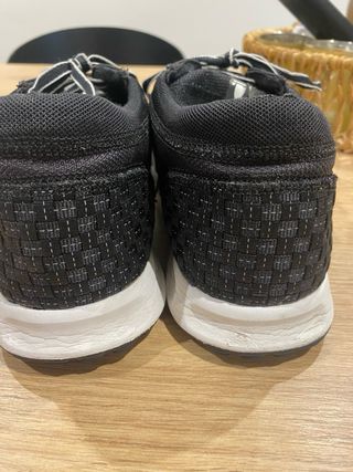 Zapatillas Adidas Negras con Cordones Blancos