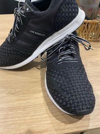 Zapatillas Adidas Negras con Cordones Blancos