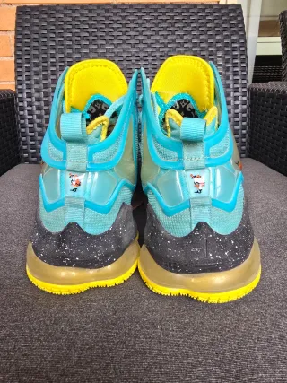 Nike LeBron Azul/Amarillo - Cámara a reparar