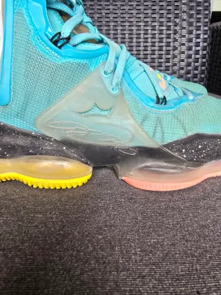 Nike LeBron Azul/Amarillo - Cámara a reparar