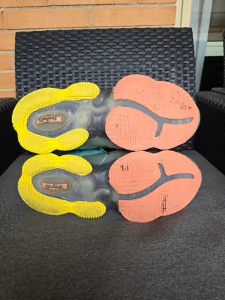 Nike LeBron Azul/Amarillo - Cámara a reparar