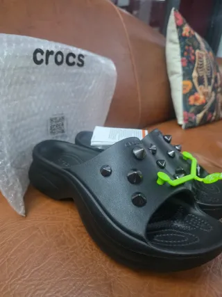 Sandalias Crocs Negras con Tachuelas