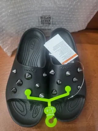 Sandalias Crocs Negras con Tachuelas