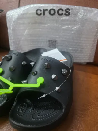 Sandalias Crocs Negras con Tachuelas