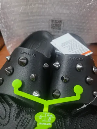 Sandalias Crocs Negras con Tachuelas