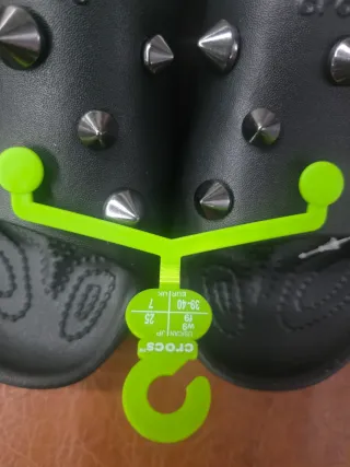 Sandalias Crocs Negras con Tachuelas