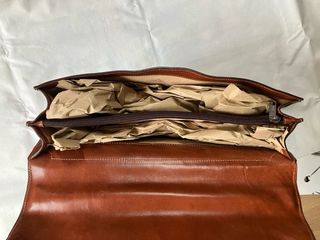 Maletín de piel marrón sin estrenar