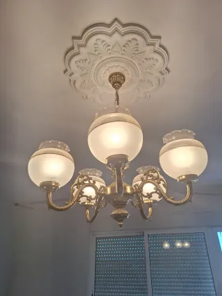 Lámpara de techo dorada y blanca