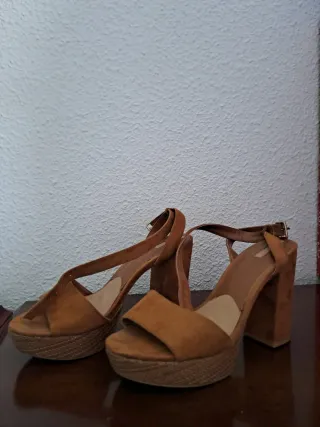 Sandalias de cuña marrón
