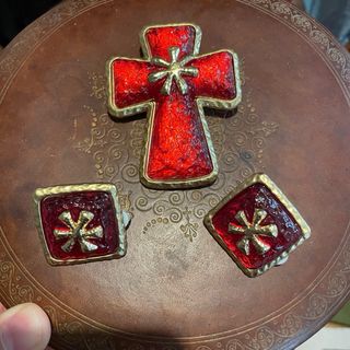 Gioielli Paure: orecchini clip e spilla croce