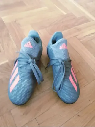 Botas de fútbol como nuevas ADIDAS. Talla 33