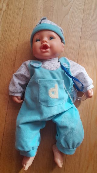 Muñeco bebé con chupete y gorrito