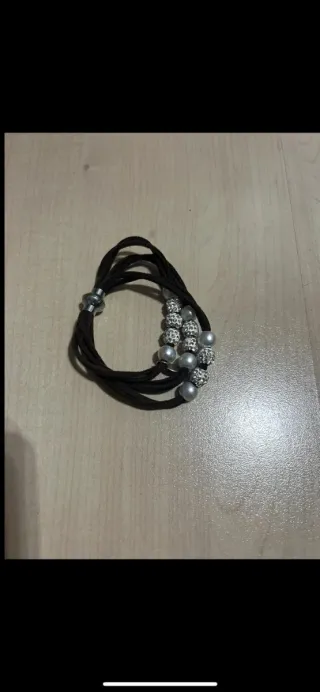 Bracciale elastico con perle e strass