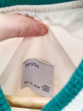 Chaqueta Bershka verde y beige