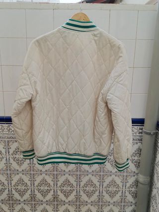 Chaqueta Bershka verde y beige