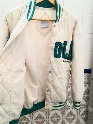 Chaqueta Bershka verde y beige