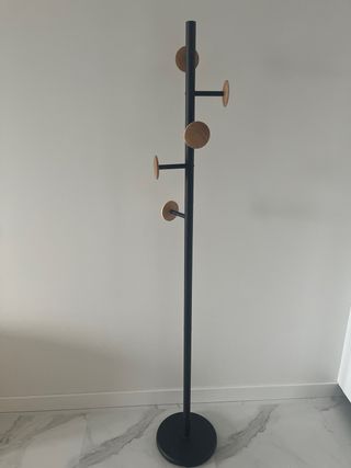 Perchero de pie metal negro y madera