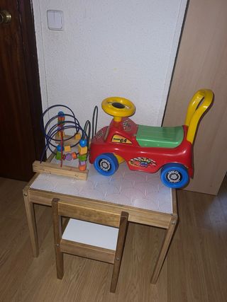 Mesa infantil con correpasillos y juguete