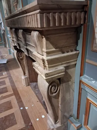 Chimenea decorativa imitación mármol