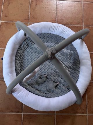 Gimnasio para bebés con peluches