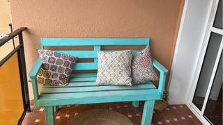 Banco de madera exterior azul