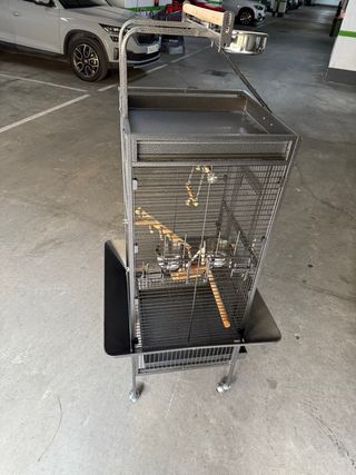 Jaula grande para loros y pájaros.