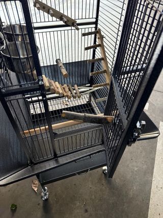 Jaula grande para loros y pájaros.